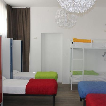 Lake Garda Beach Hostel Padenghe sul Garda Exterior foto