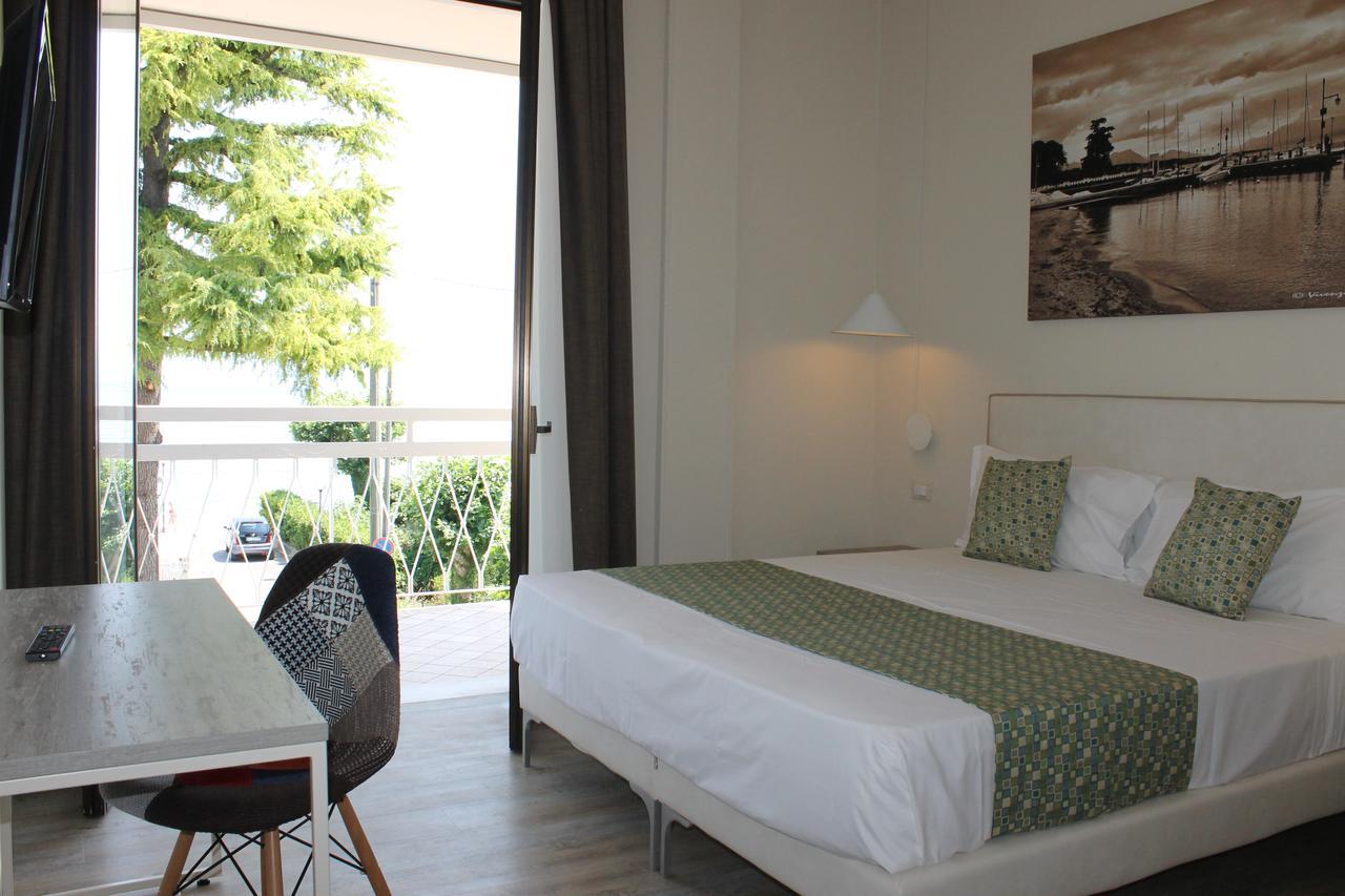 Lake Garda Beach Hostel Padenghe sul Garda Exterior foto