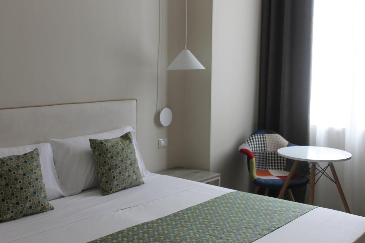 Lake Garda Beach Hostel Padenghe sul Garda Exterior foto